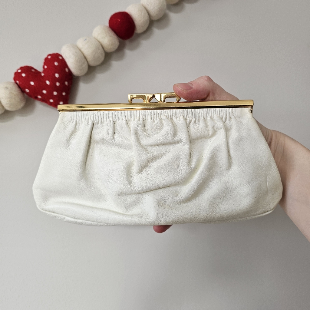 Vintage White Leather Kisslock Clutch Purse / Wallet